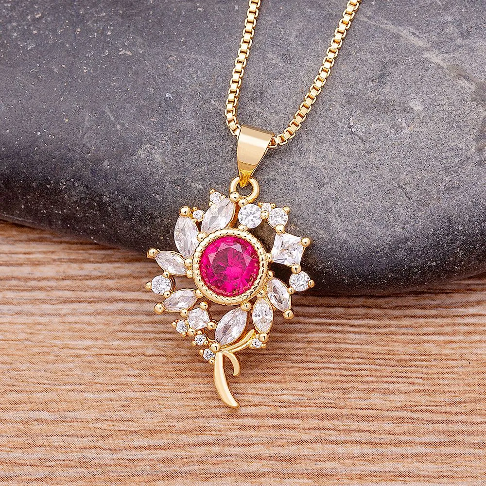 Classic Lucky Flower Pendant Necklace